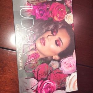 Huda beauty rose gold eyeshadow palette